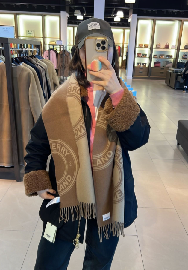 Burberry Scarf %100 wool in Brown