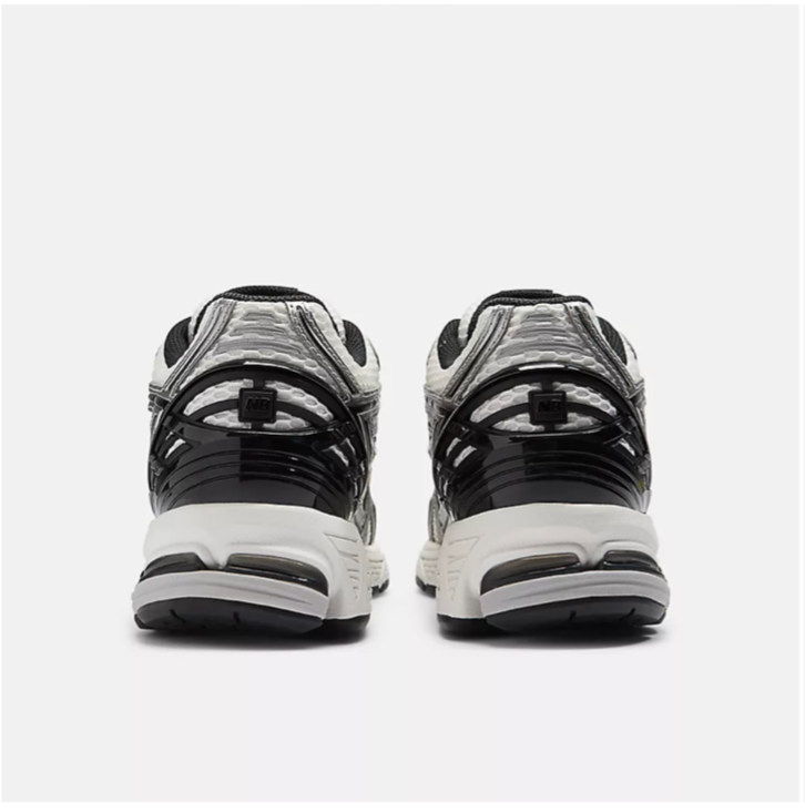 New Balance 1906r Silver metalic with Black Unisex Sneaker