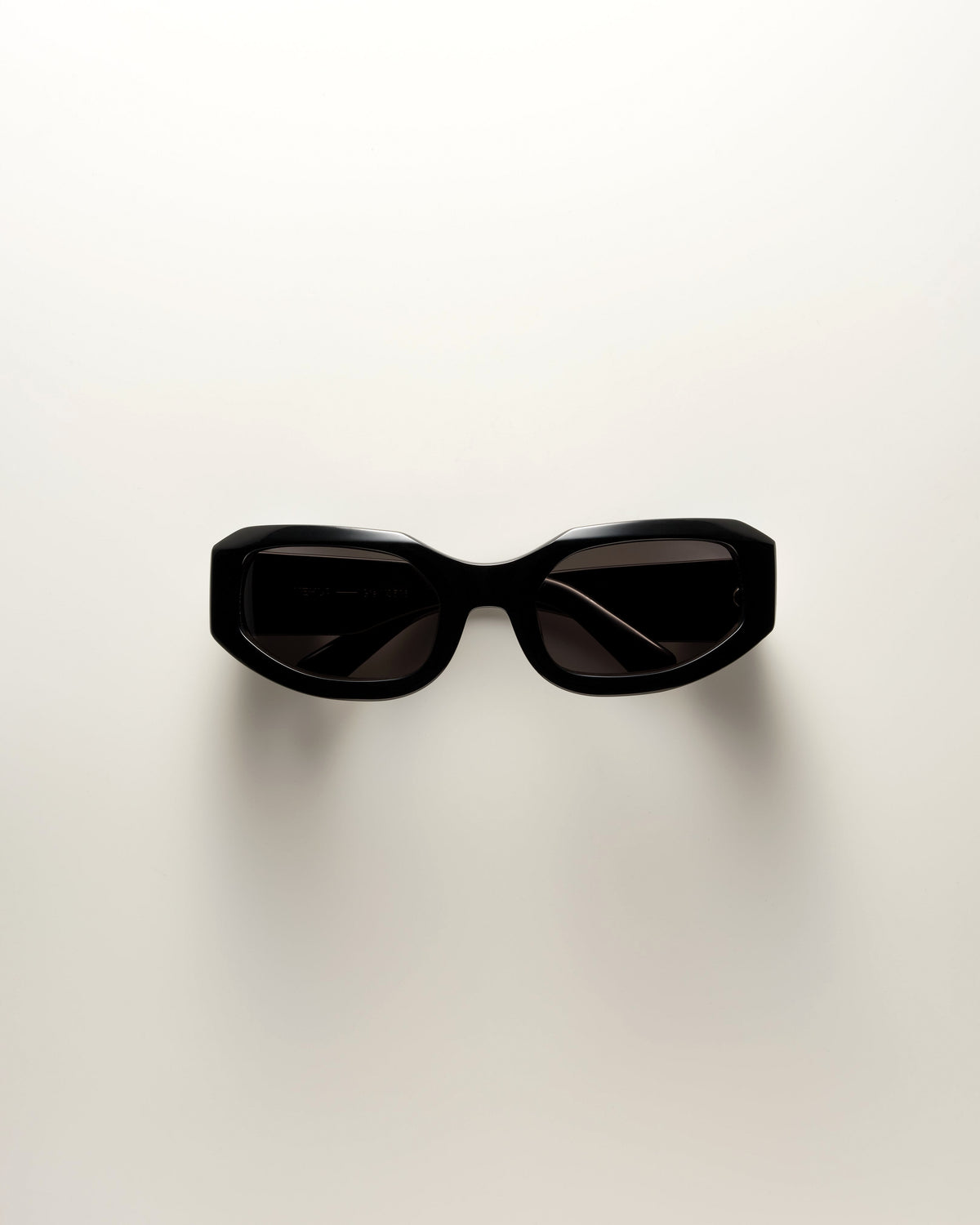 VEHLA Gia Sunglasses - Black/Smoke