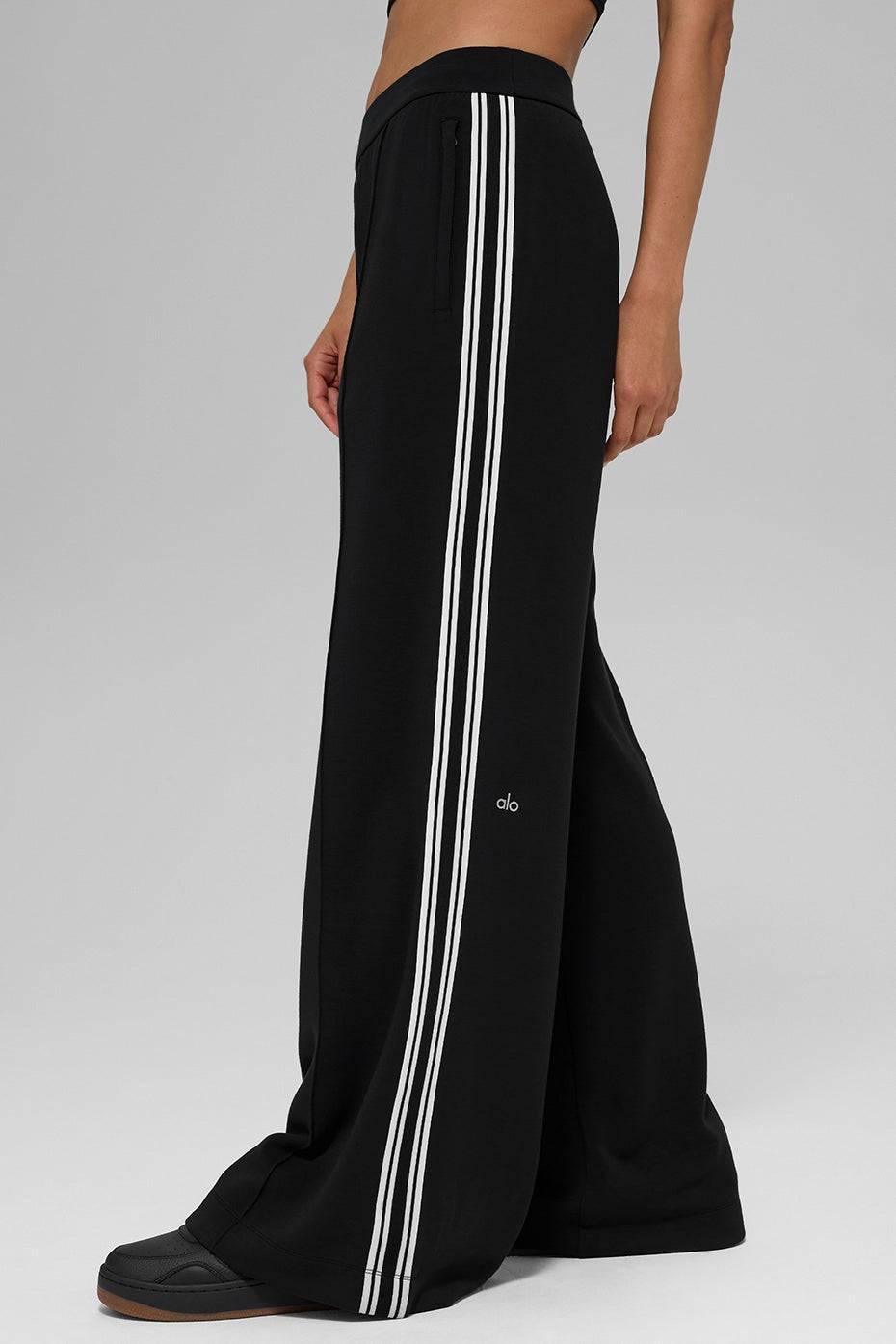 Alo Yoga Track Star Wide Leg Pant (Long) - Black