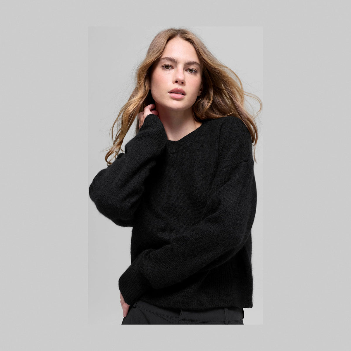 Alo Yoga Wool Cashmere Cropped New Class Crewneck Sweater - Black