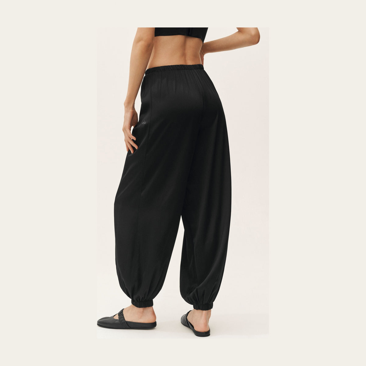Alo Yoga Silk Blend High-Waist Radiance Pant - Black