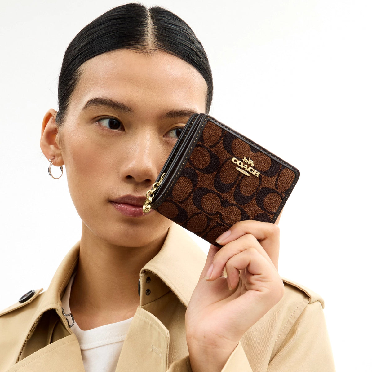 Coach Snap Wallet In Signature Chenille - Gold/Truffle