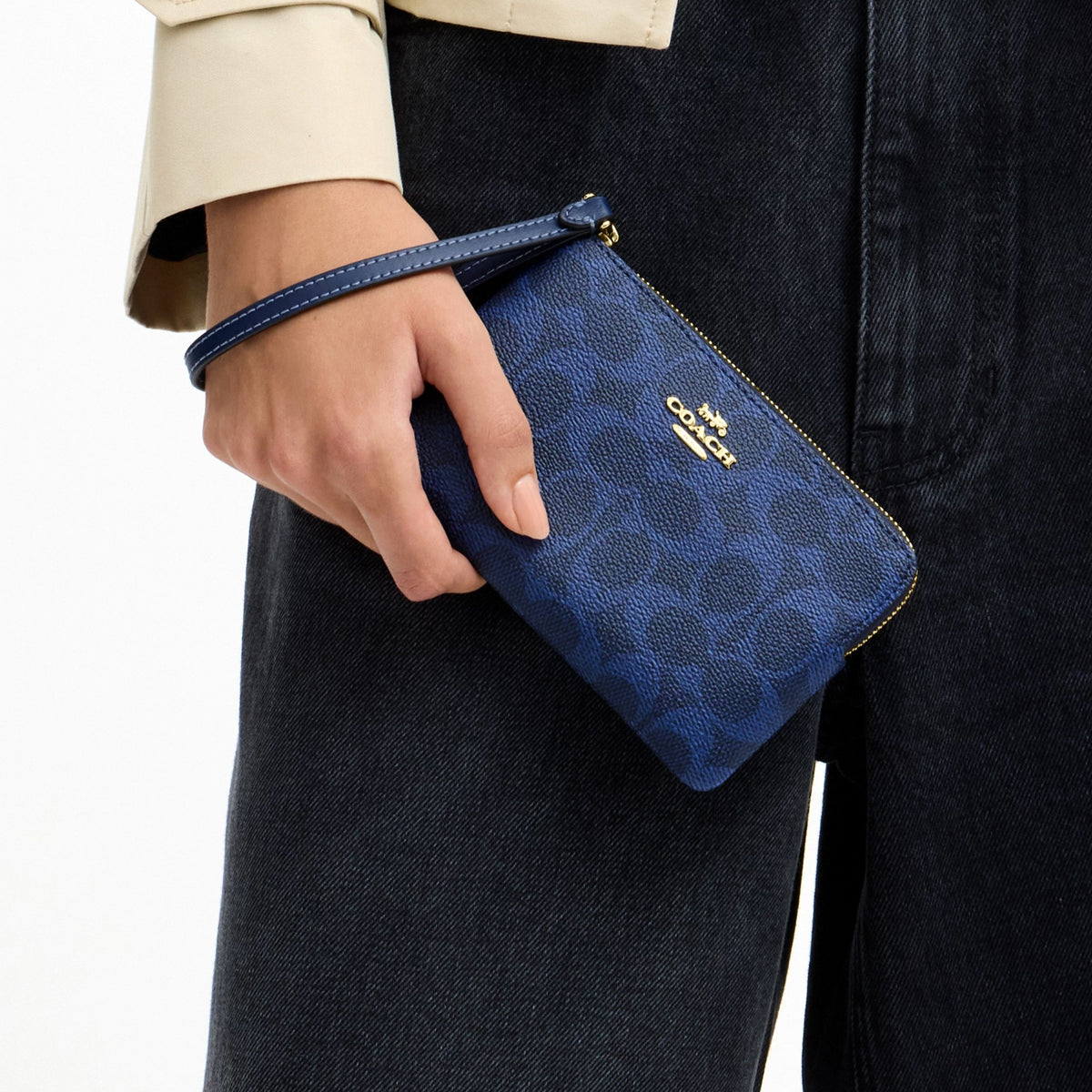Coach Corner Zip Wristlet In Signature Canvas - Gold/Navy
