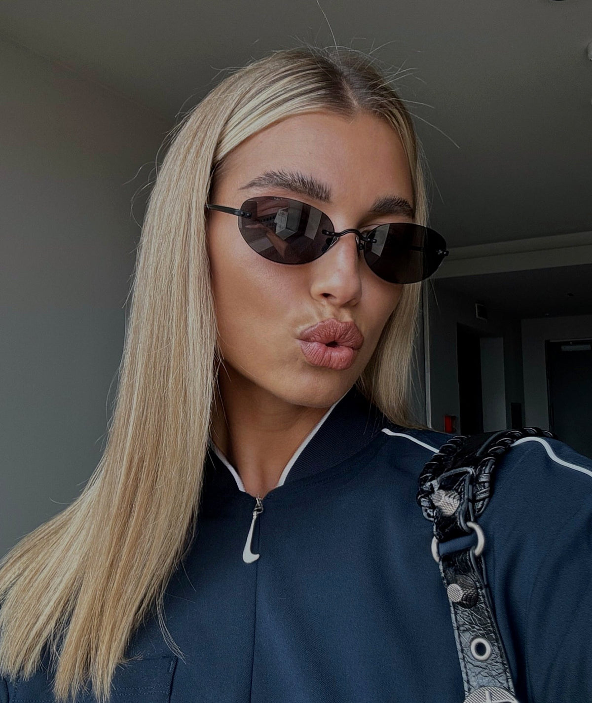 VEHLA Cleo Sunglasses - Black/Smoke