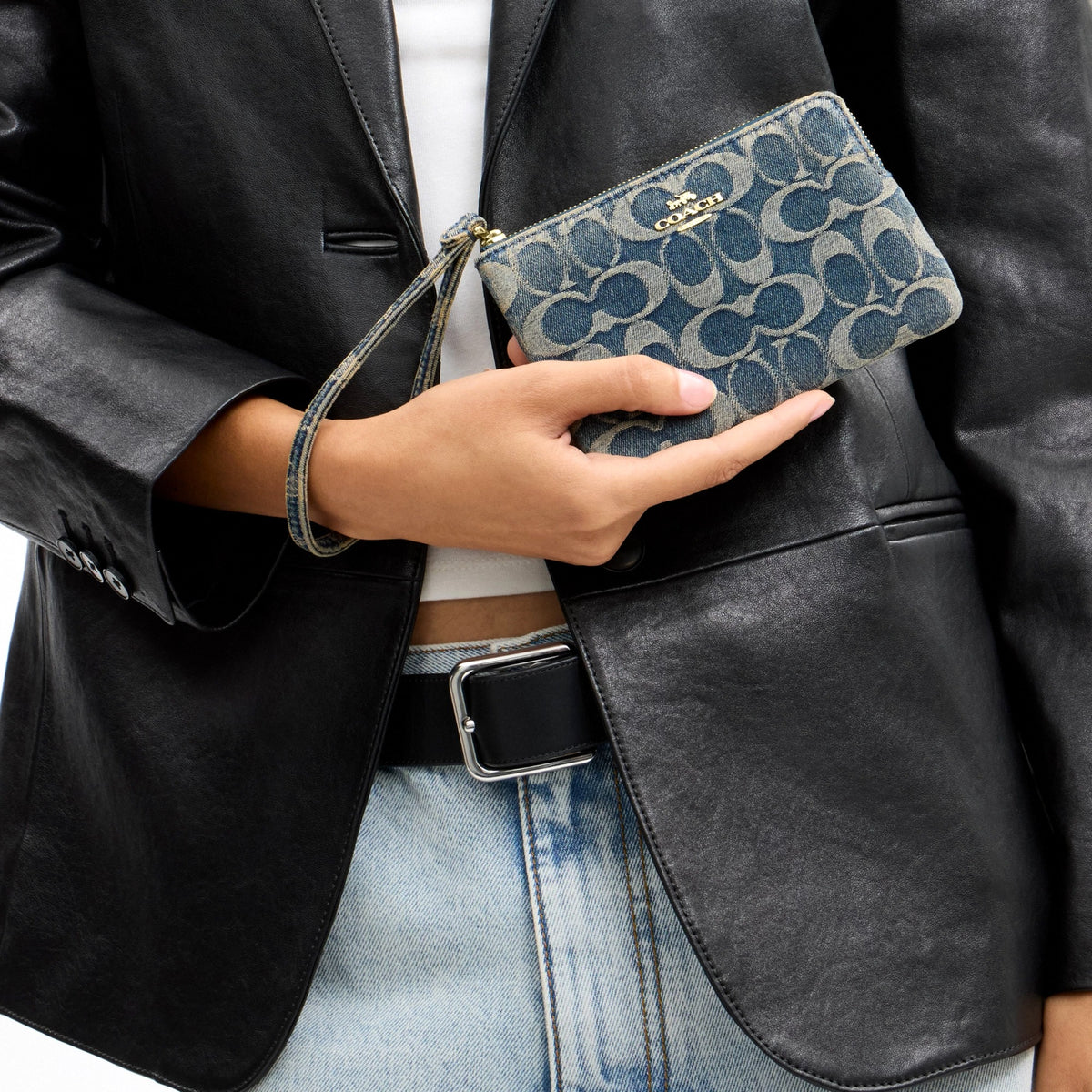 Coach Corner Zip Wristlet In Signature Regenerative Cotton Denim - Gold/Denim