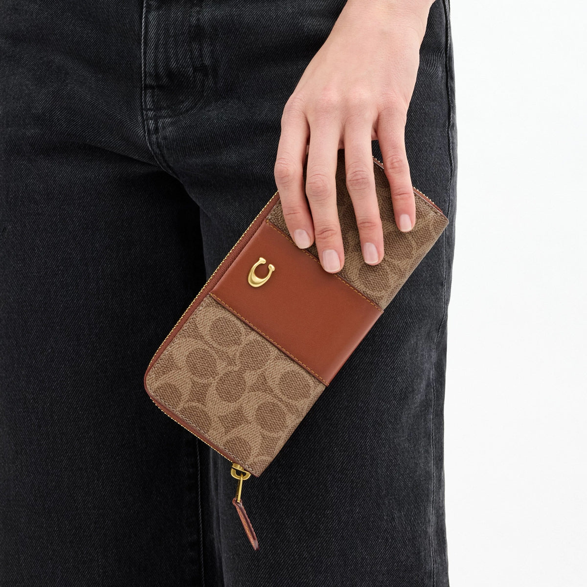 Coach Essential Slim Accordion Zip Wallet In Signature Canvas - Brass/Tan Caramel