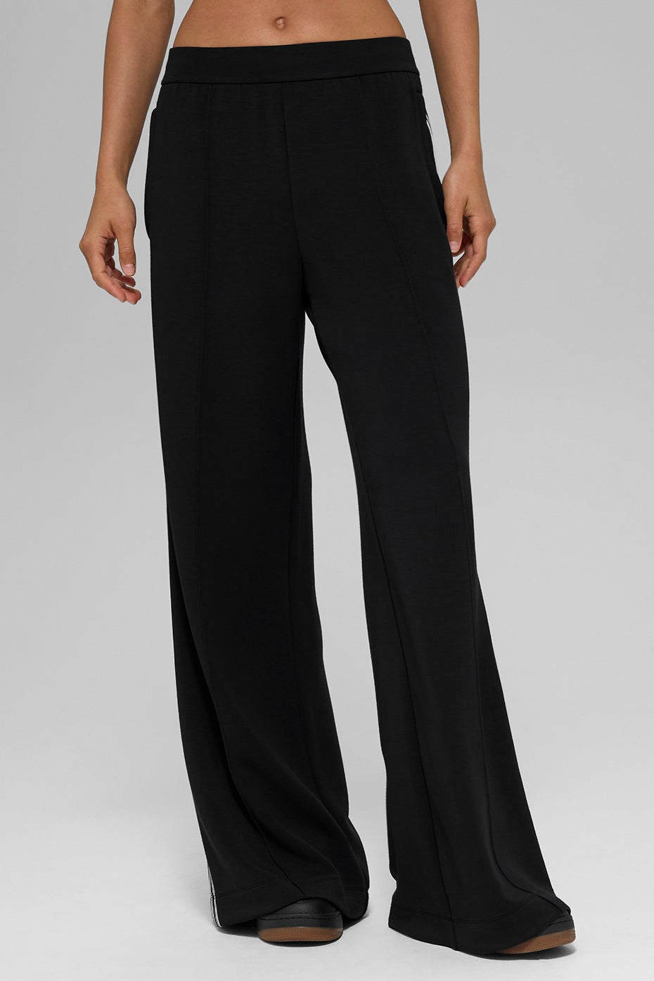 Alo Yoga Track Star Wide Leg Pant (Long) - Black