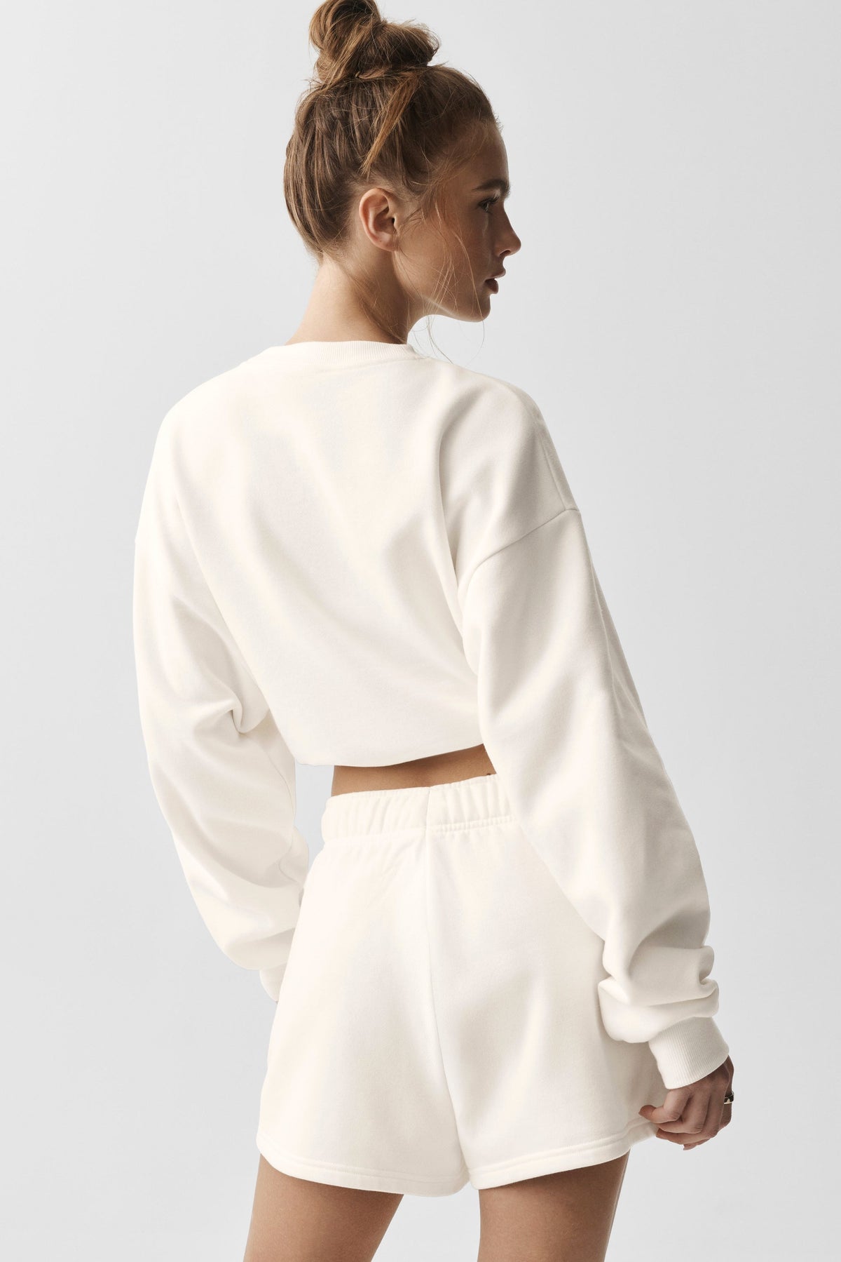 Alo Yoga Cropped Accolade Crewneck - Ivory
