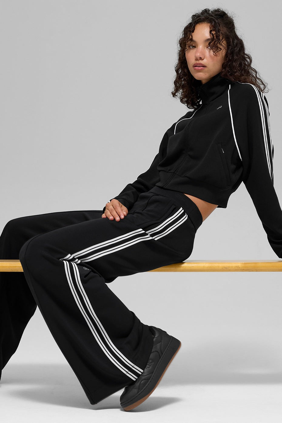 Alo Yoga Track Star Wide Leg Pant (Long) - Black