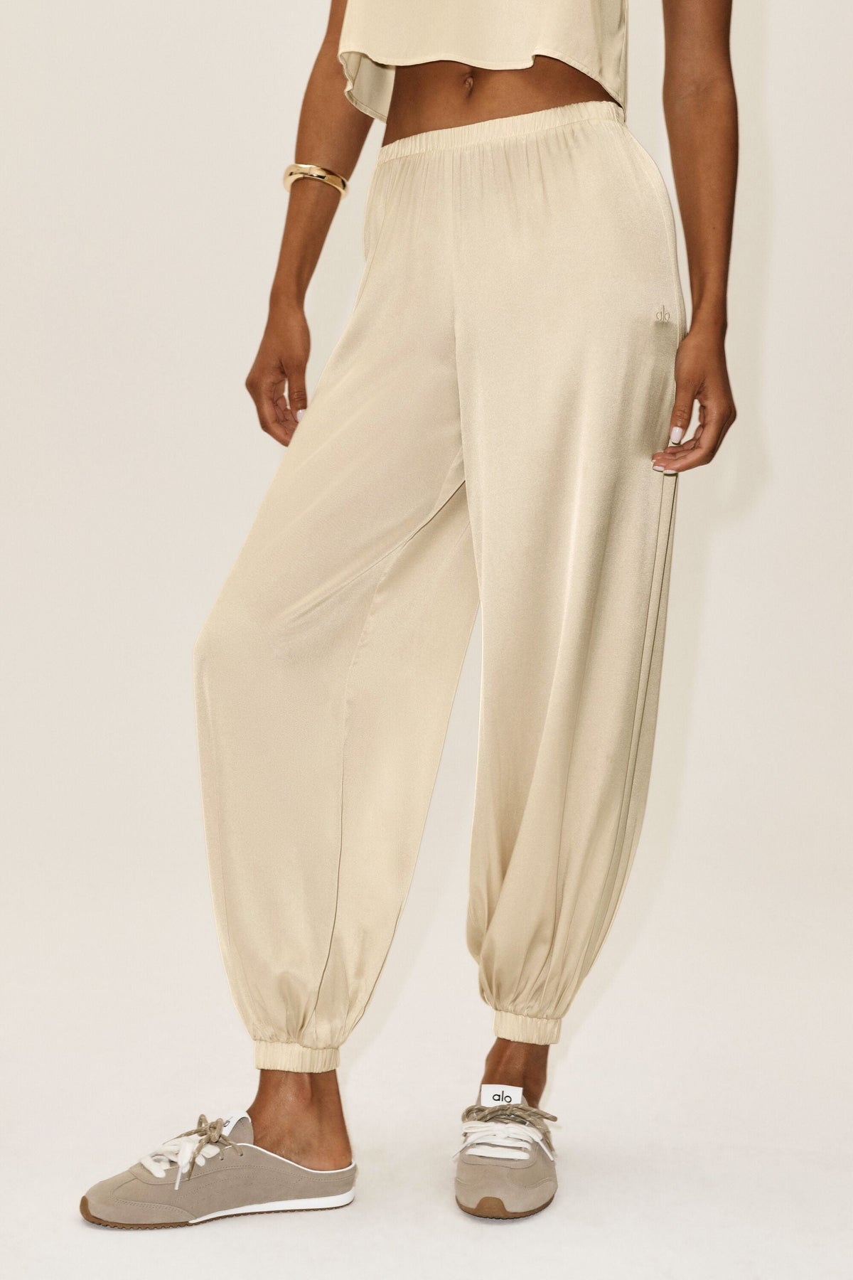 Alo Yoga Silk Blend High-Waist Radiance Pant - Sandy Beige
