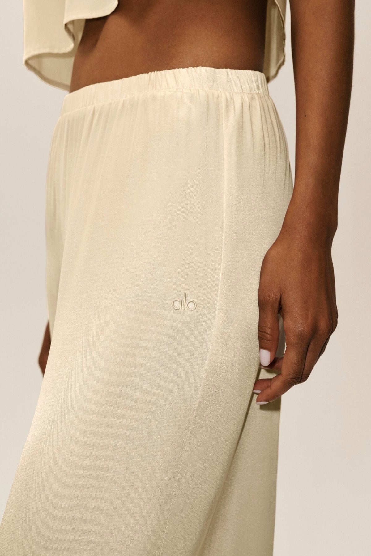 Alo Yoga Silk Blend High-Waist Radiance Pant - Sandy Beige