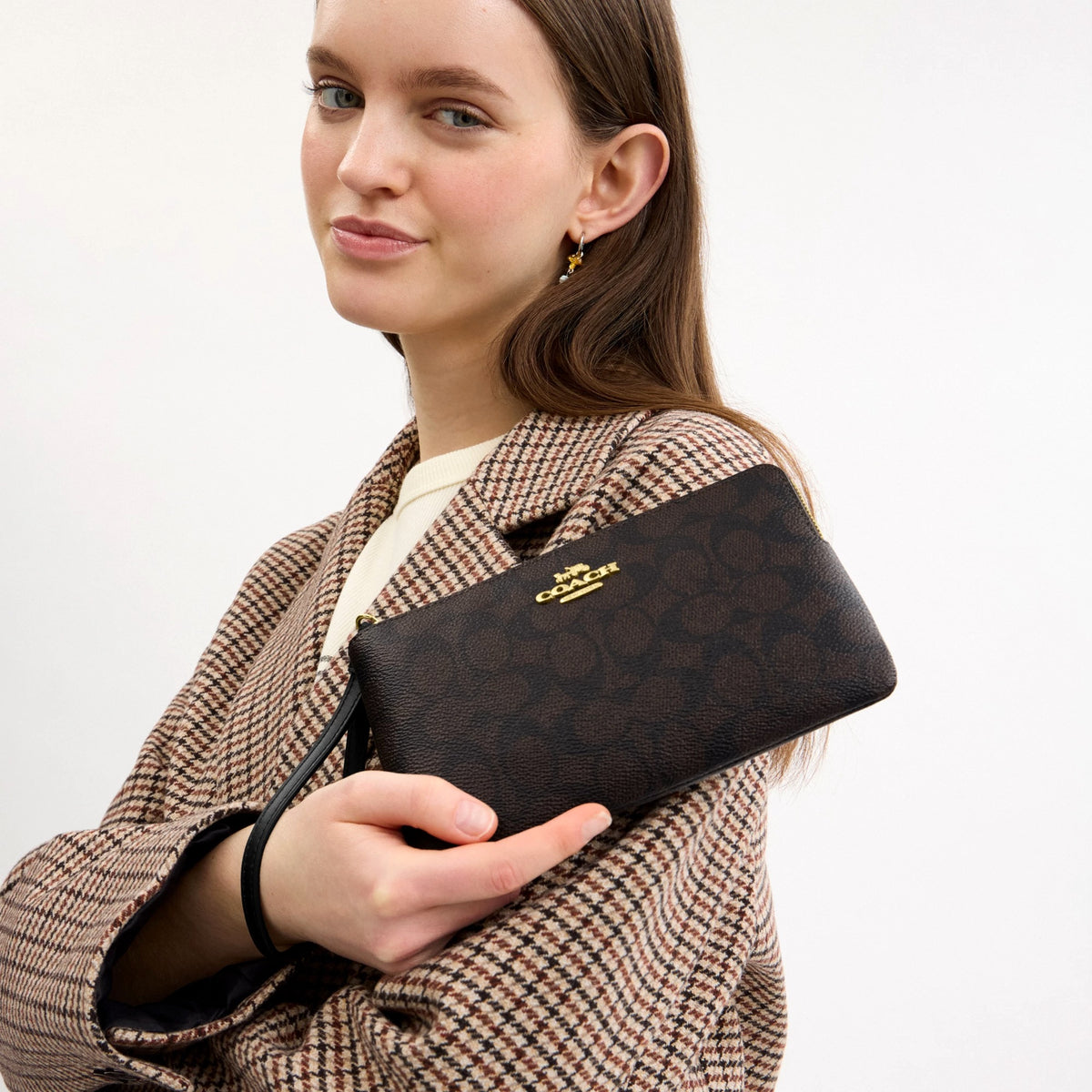 Coach Large Corner Zip Wristlet In Signature Canvas - Gold/Walnut/Black