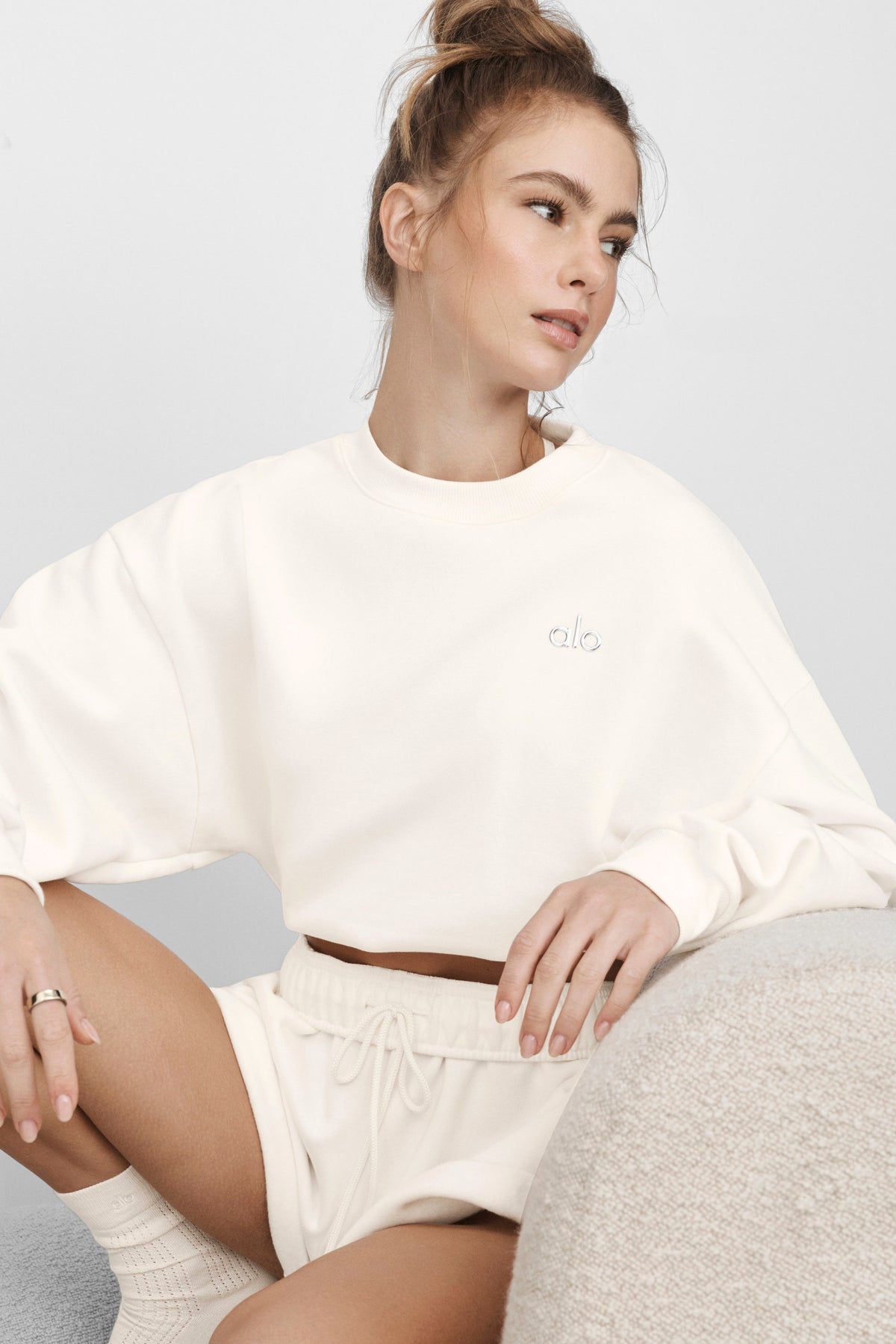 Alo Yoga Cropped Accolade Crewneck - Ivory