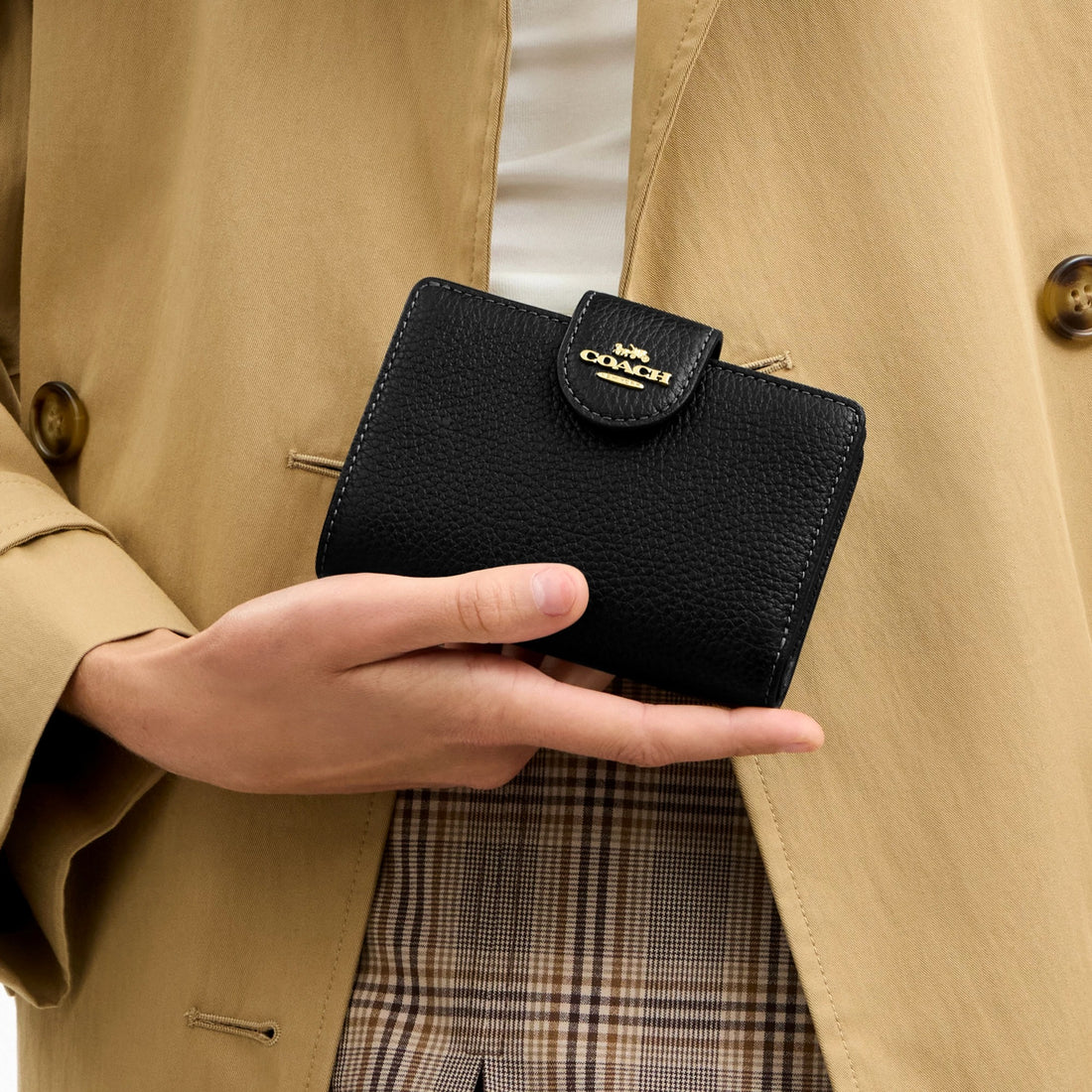 Coach Medium Corner Zip Wallet - Gold/Black