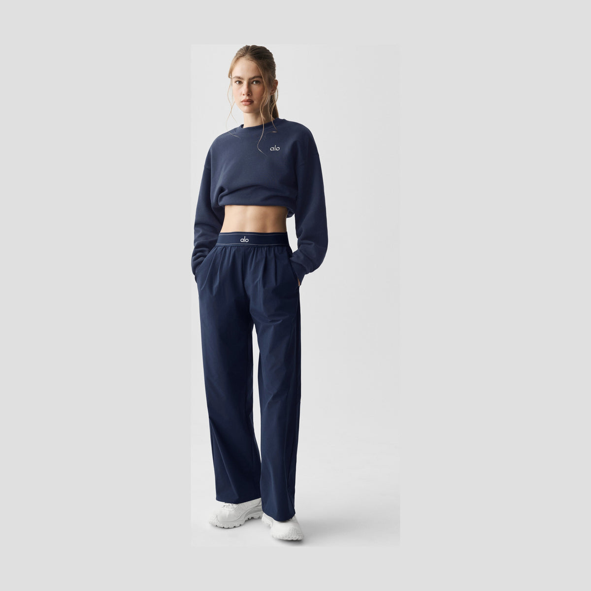 Alo Yoga Cropped Accolade Crewneck - Navy