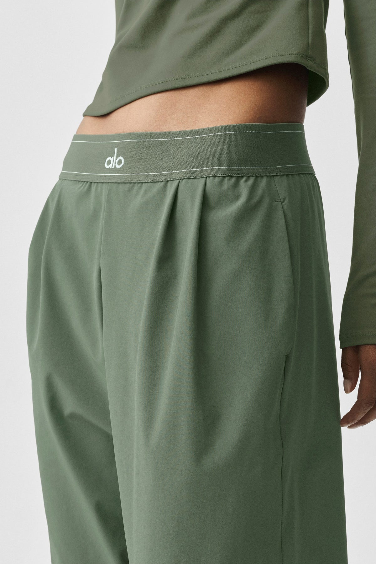 Alo Yoga Suit Up Trouser (Short) - Bamboo Green