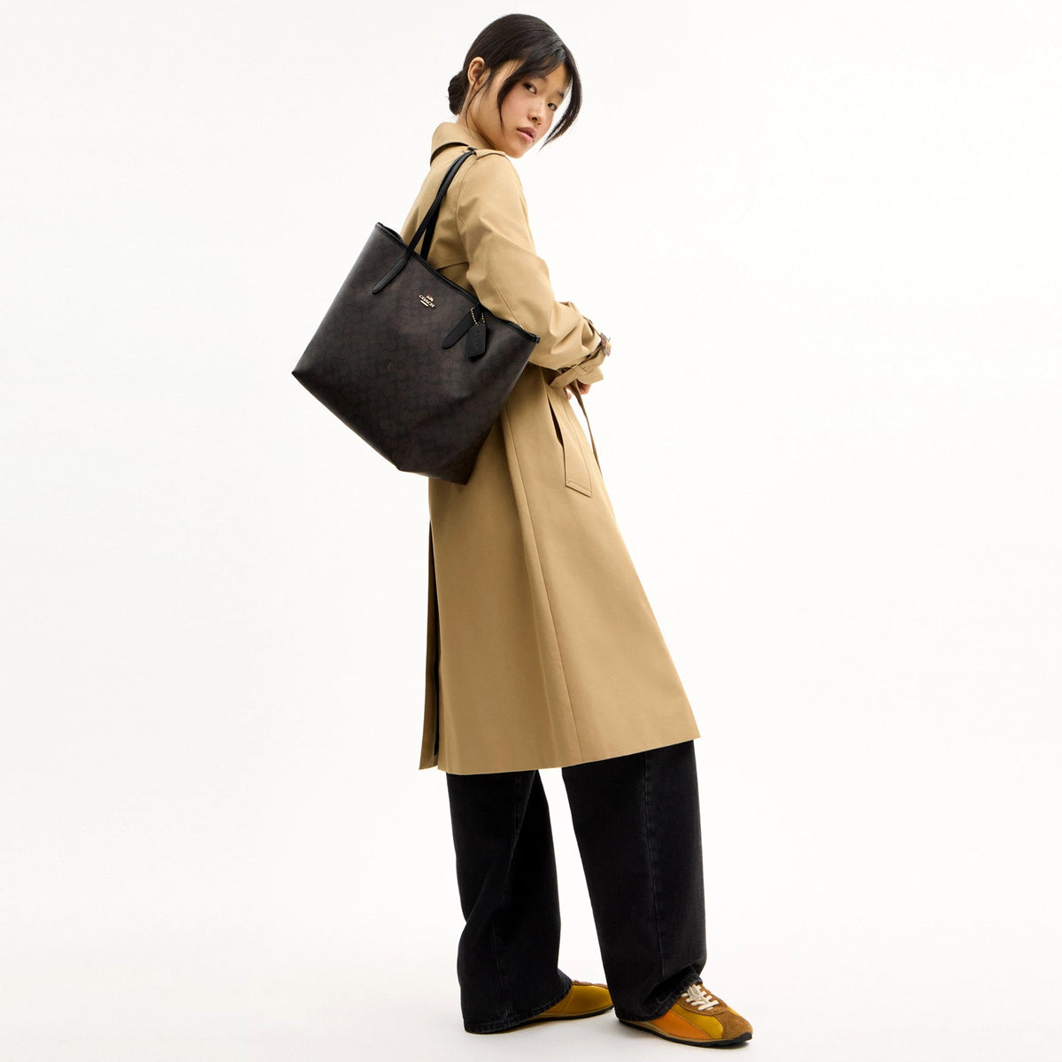 Coach City Tote Bag In Signature Canvas - Gold/Walnut/Black