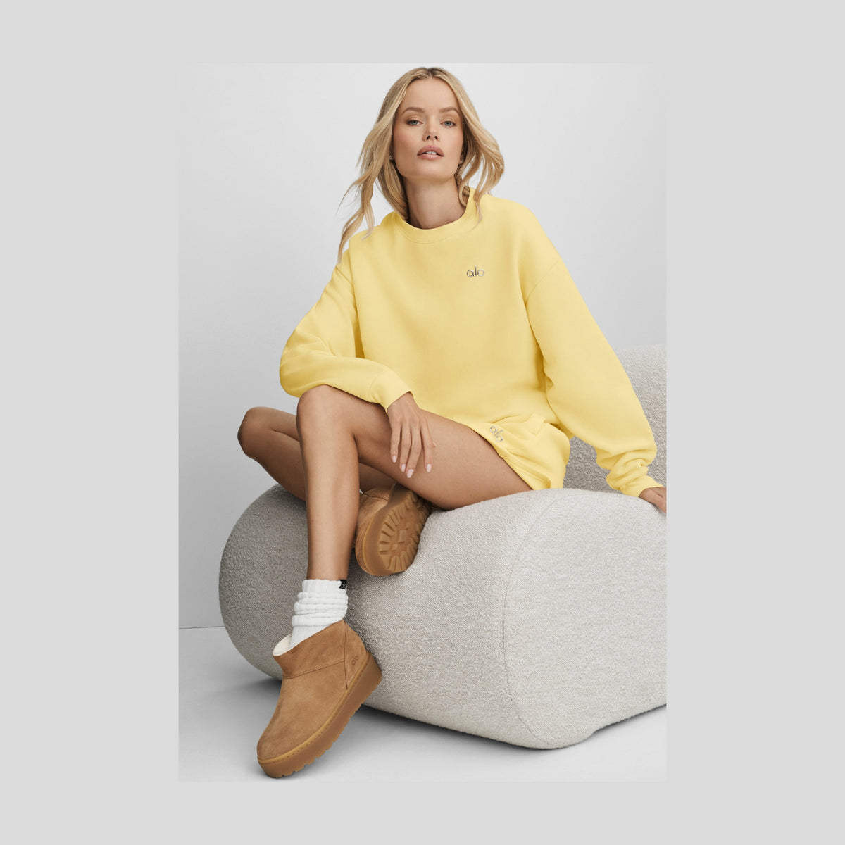 Alo Yoga Accolade Crew Neck Pullover - Warm Butter