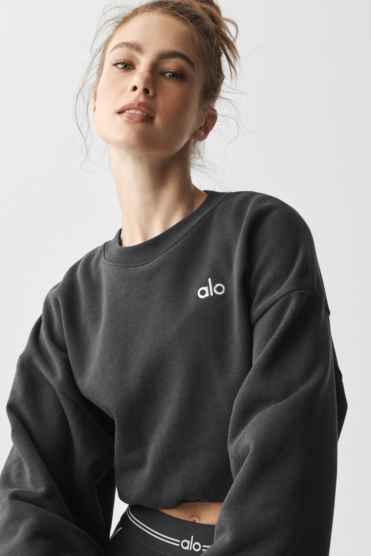Alo Yoga Cropped Accolade Crewneck - Anthracite