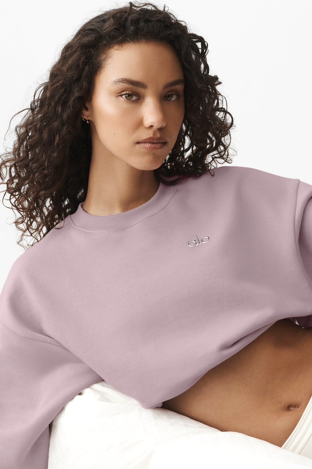 Alo Yoga Cropped Accolade Crewneck - Frosted Pearl
