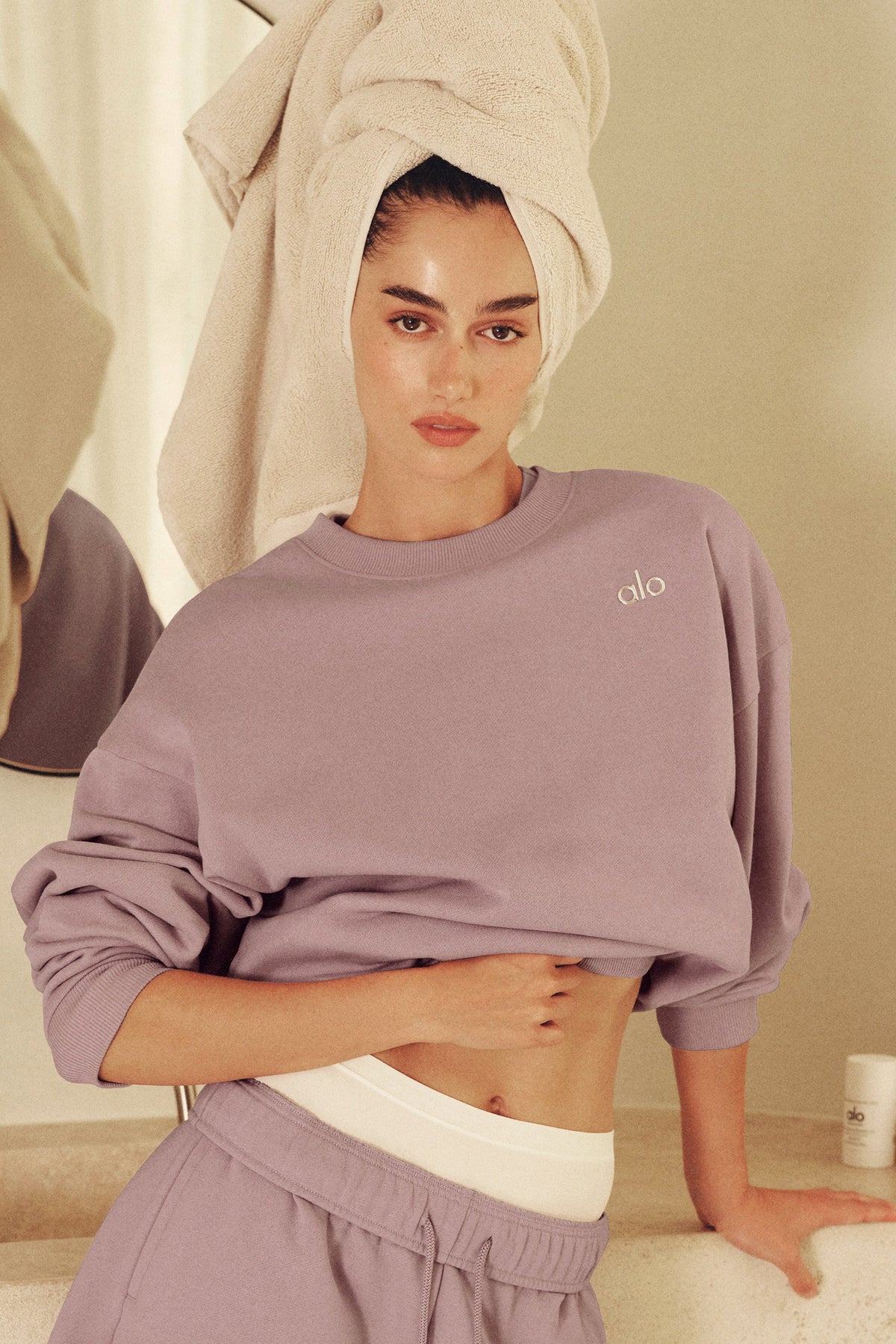 Alo Yoga Accolade Crew Neck Pullover - Frosted Pearl