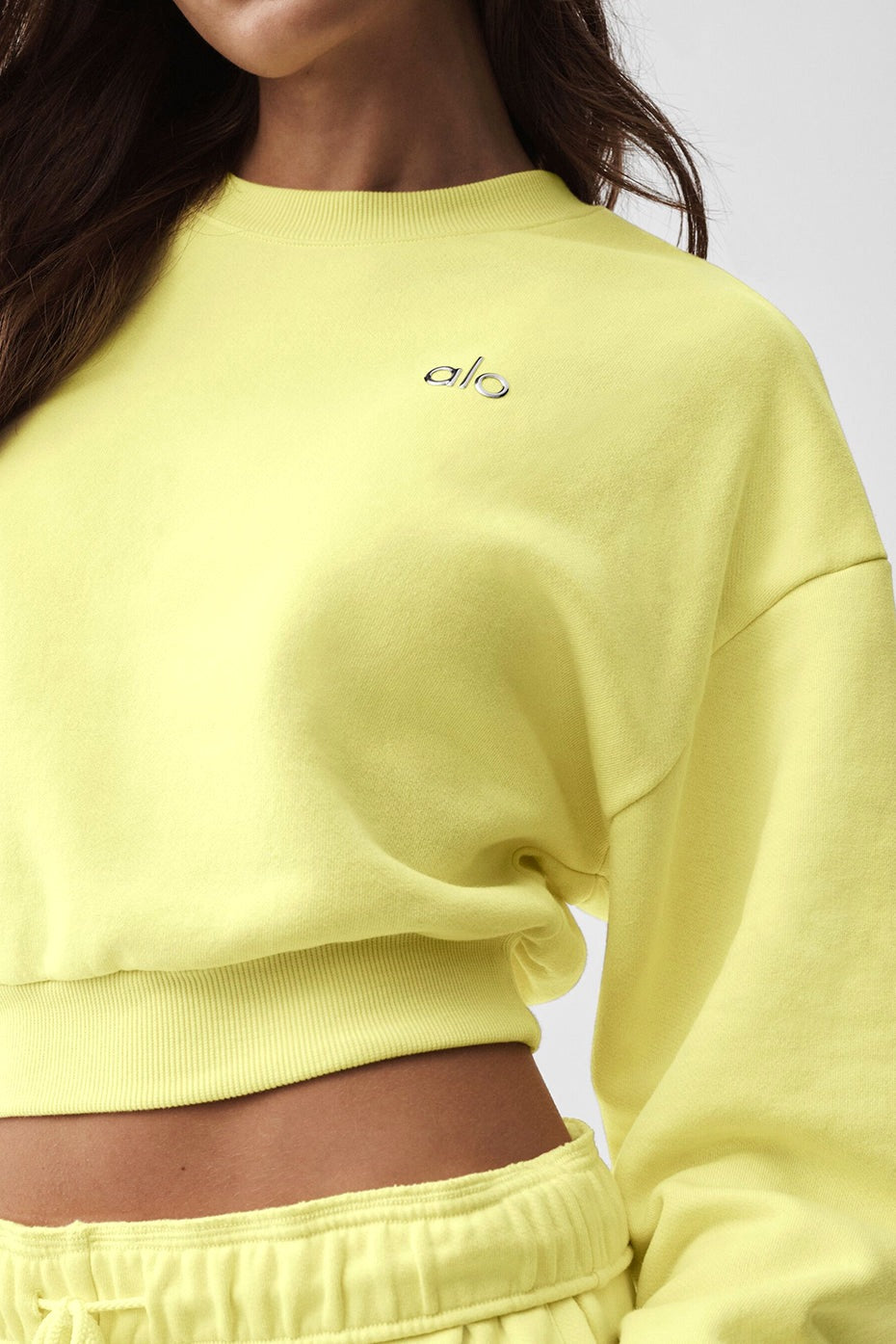 Alo Yoga Cropped Accolade Crewneck - Sunshine