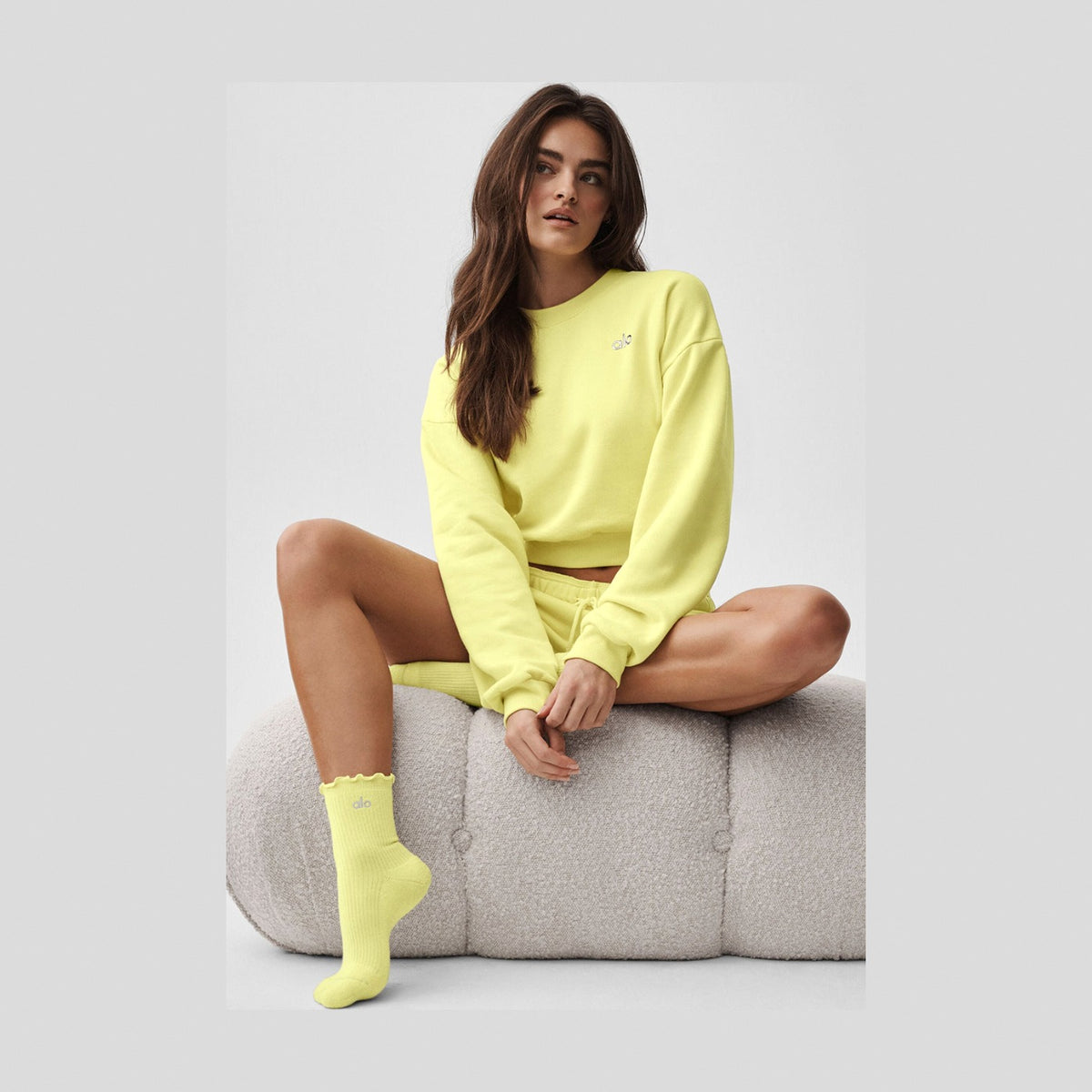 Alo Yoga Cropped Accolade Crewneck - Sunshine