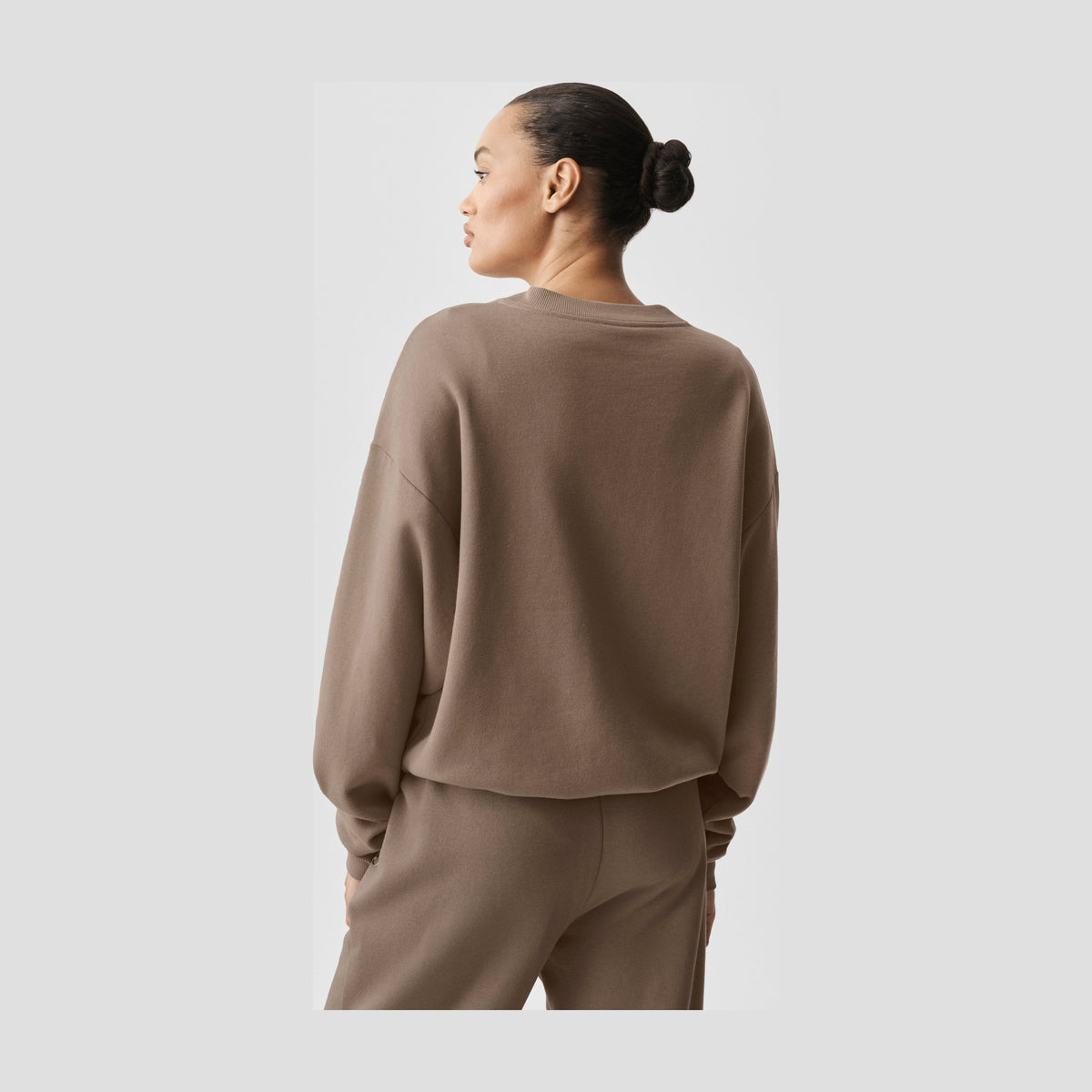 Alo Yoga Accolade Crew Neck Pullover - Gravel