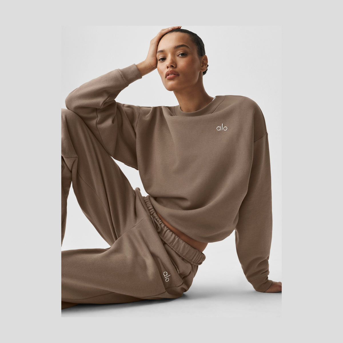 Alo Yoga Accolade Crew Neck Pullover - Gravel