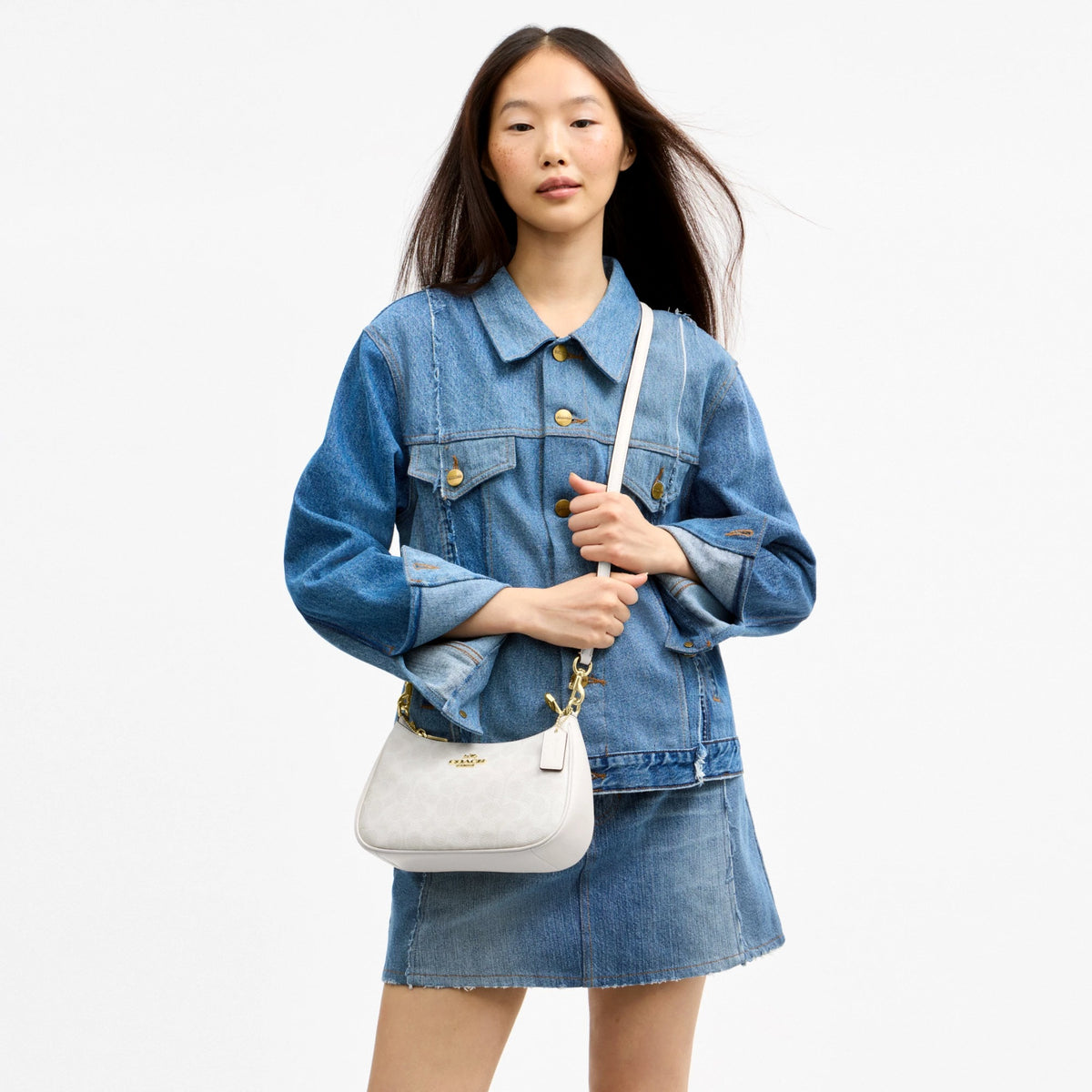 Coach Teri Shoulder Bag In Signature Canvas - Gold/White/Chalk